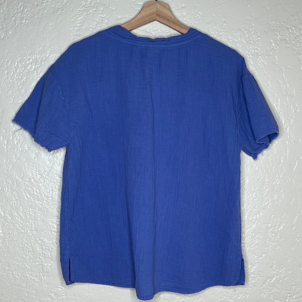 Mododoc Women's Blue Crinkle Cotton V-Neck Curve Hem Cap Sleeve Top Medium - Picture 3 of 4
